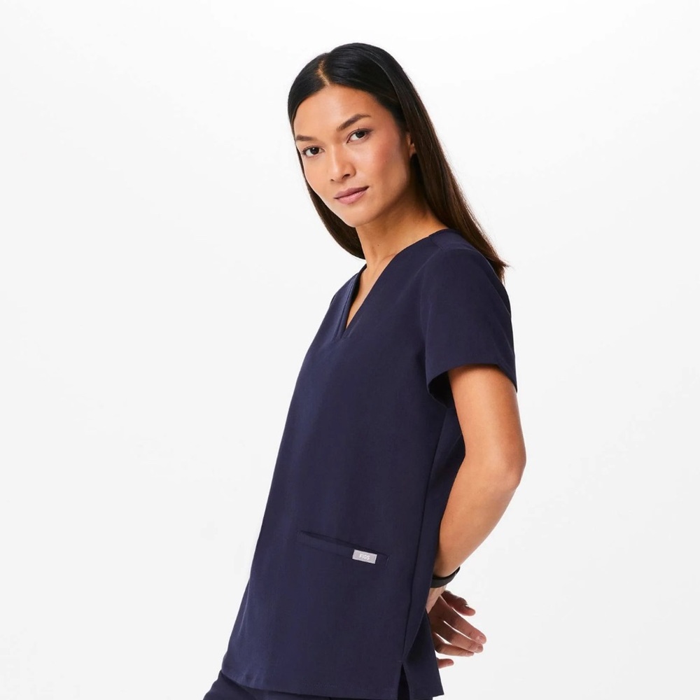 Figs Women’s Casma Three-Pocket Scrub Top in Black. Size L